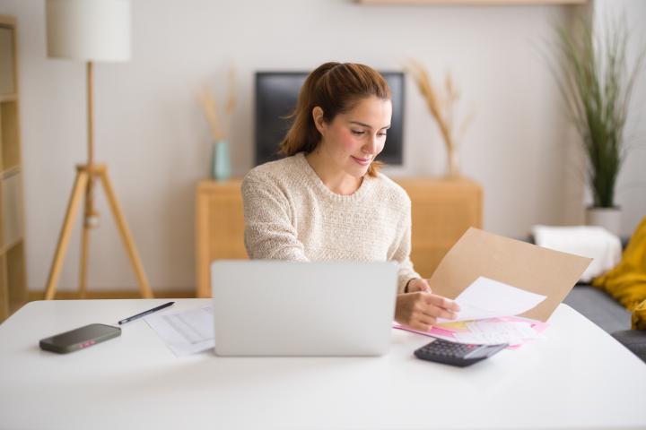 Una mujer trabajando en una imagen de archivo