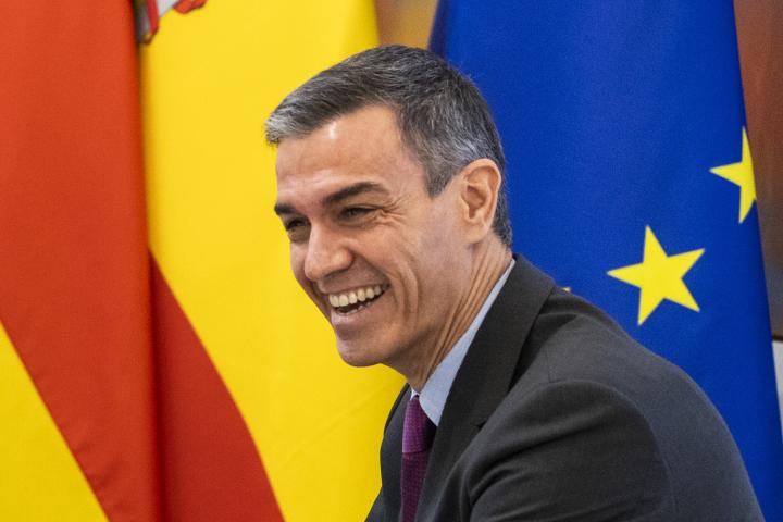 El presidente del Gobierno, Pedro Sánchez, riéndose.