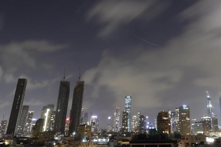 Tel Aviv (Israel), 20/03/2026.- A long exposure showing the interception of a ballistic missile in the skies above Tel Aviv, as sirens sounds across central Israel, 20 March 2026. EFE/EPA/ABIR SULTAN