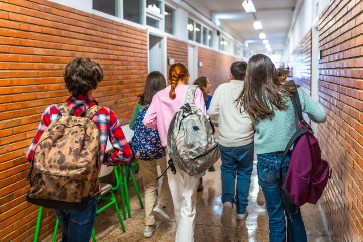Un grupo de estudiantes yendo a clase.