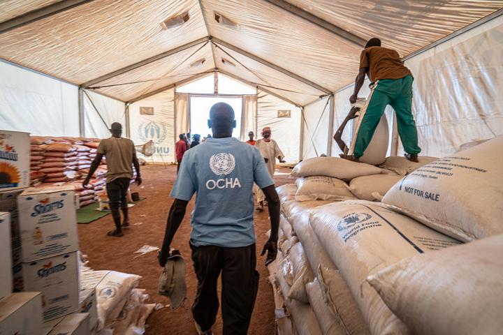 Ayuda del Programa Mundial de Alimentos de la ONU en el campamento de desplazados internos de Gharb Al Matta, en Kassala (Sudán), en enero de 2025.