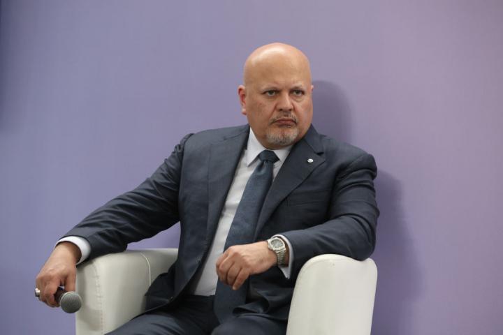 El fiscal de la Corte Penal Internacional, Karim Ahmad Khan, en la Cumbre de Damas y Caballeros celebrada el 12 de septiembre de 2024 en Kiev (Ucrania).