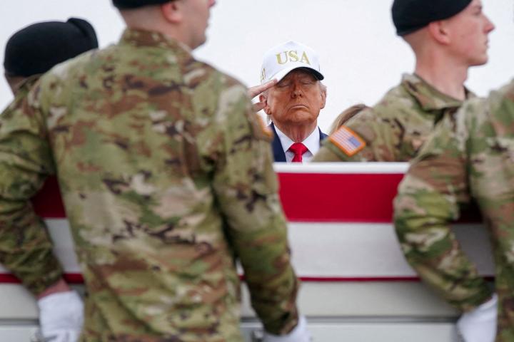 El presidente de EEUU, Donald Trump, rinde honores a un soldado muerto en Kuwait, por un ataque de Irán, el 7 de marzo de 2026, en la Base Aérea de Dover, Delaware.