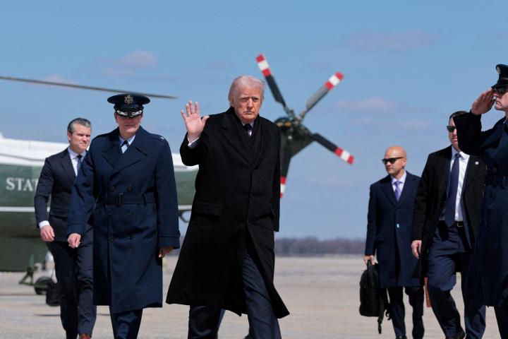 El presidente de EEUU, Donald Trump, saluda antes de abordar el Air Force One para viajar a Dover, en la base de Andrews (Maryland), el 18 de marzo de 2026.