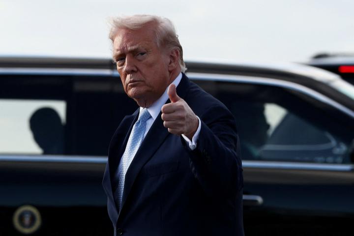 El presidente estadounidense Donald Trump gesticula al bajar del Air Force One a su llegada a West Palm Beach (Florida), el 20 de marzo de 2026.