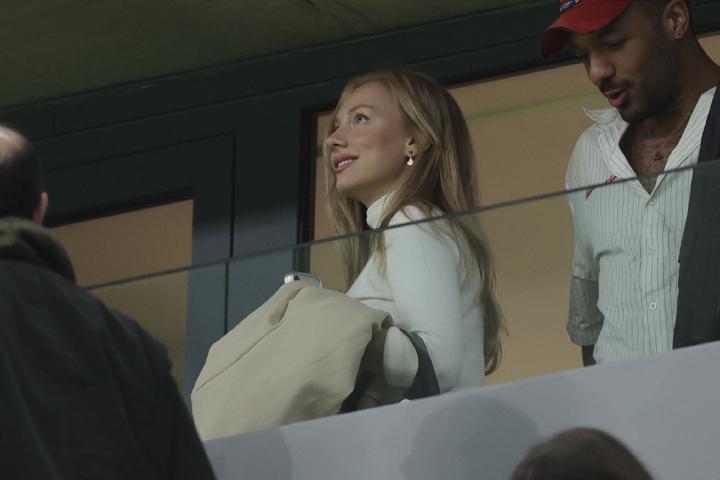 Ester Expósito en el palco del Bernabéu este domingo durante el partido del Real Madrid contra el Atlético de Madrid.