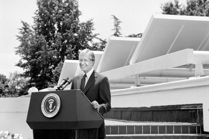 Jimmy Carter posa con las recién instaladas placas solares en la Casa Blanca en junio de 1979