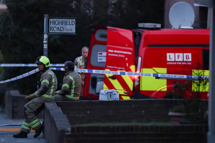 Los bomberos descansan tras intervenir en el incendio de ambulancias del servicio judío de Hatzola, el 23 de marzo de 2026, en Londres (Reino Unido).