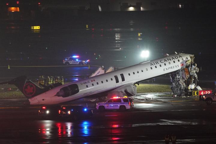Los equipos de emergencia atienden el avión de Air Canada Express, tras el choque en pista con un vehículo, el 23 de marzo de 2026.