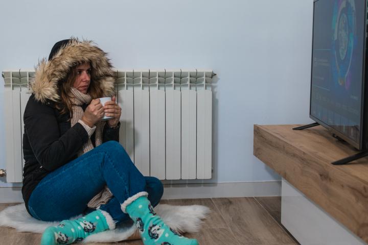 Una mujer pasando frío en casa