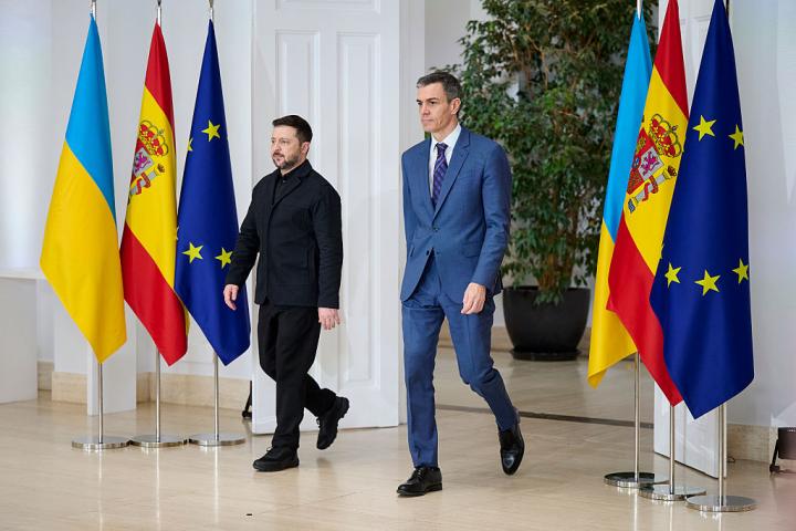 Volodimir Zelenski, recibido por Pedro Sánchez en La Moncloa