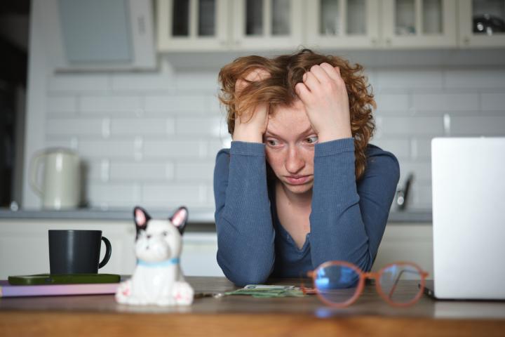 Una mujer preocupada mirando el dinero