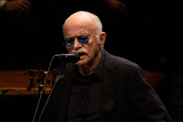 El cantante Gino Paoli en un concierto en Milán en 2020.