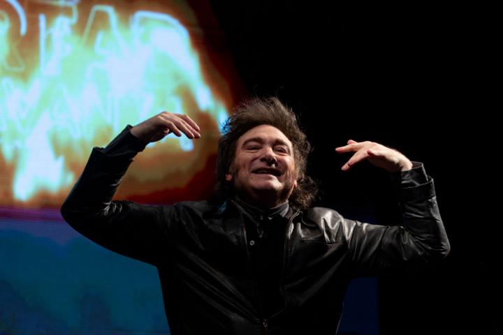 El presidente argentino Javier Milei saluda a sus seguidores en el acto de lanzamiento de 'La Libertad Avanza' como partido nacional, el 28 de septiembre de 2024, en Buenos Aires.