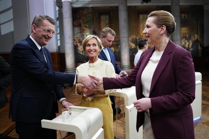 El presidente del Partido Liberal, Troels Lund Poulsen, y la presidenta de los Socialdemócratas, Mette Frederiksen, se saludan antes del debate electoral danés, el 23 de marzo de 2026, en Copenhague.