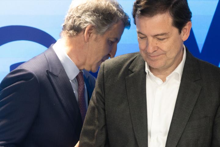 El presidente nacional del PP, Alberto Núñez Feijóo, y el presidente en funciones de la Junta de Castilla y León, Alfonso Fernández Mañúeco; tras su última victoria electoral autonómica.