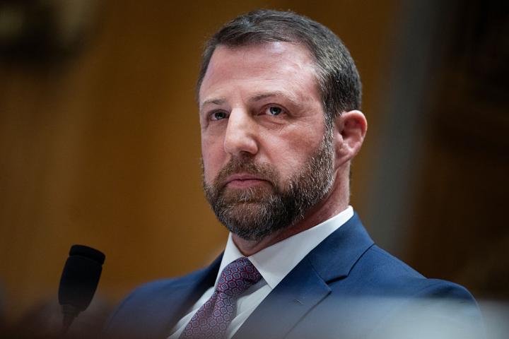 El senador Markwayne Mullin, republicano por Oklahoma, testifica durante su audiencia de confirmación ante el Comité de Seguridad Nacional de EEUU, el 18 de marzo de 2026.