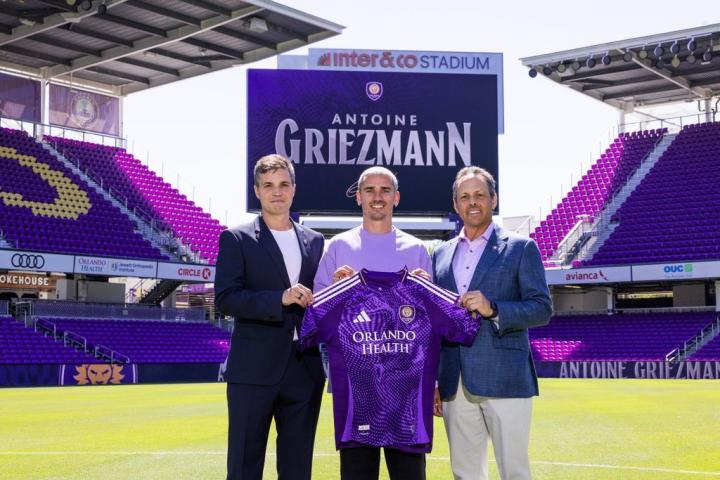 Griezmann posando con la camiseta de su nuevo club, el Orlando City