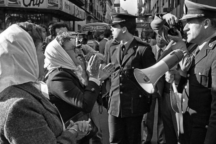 Las Madres y Abuelas de la Plaza de Mayo hablan con la policía, durante una Marcha por la Vida cerca del palacio presidencial, el 5 de octubre de 1982, en Buenos Aires.