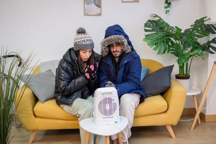 Una pareja pasa frío en casa