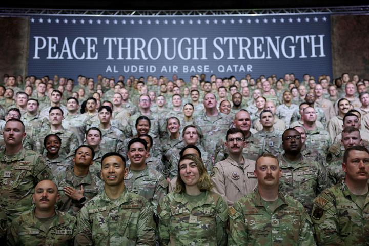 Personal del Ejército de EEUU en la base de Al Udeid, en Qatar, durante la visita de Donald Trump en 2025