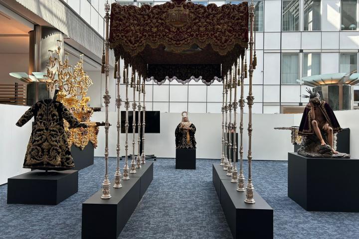 Sala de la exposición sobre arte sacro sevillano, celebrada en septiembre de 2025 en la sede del Parlamento Europeo en Bruselas (Bélgica).
