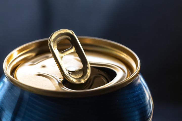 Una lata de cerveza.