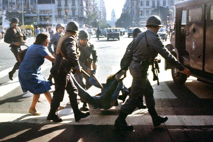 Una mujer intenta frenar la detención de un joven en una protesta contra la dictadura, el 30 de marzo de 1982, en Buenos Aires (Argentina).