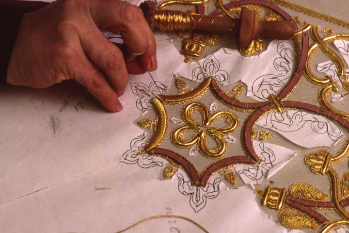 Bordado tradicional andaluz con hilo de oro en un taller sevillano, en una imagen de 1990.