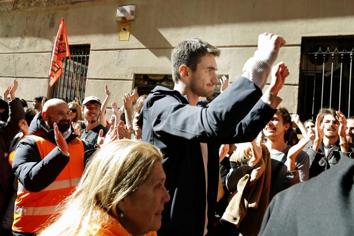 Convocados por el Sindicat d'Inquilines, centenares de personas se concentraron desde primera hora frente al Bloque Sant Agustí, en el barrio de Gràcia de Barcelona.