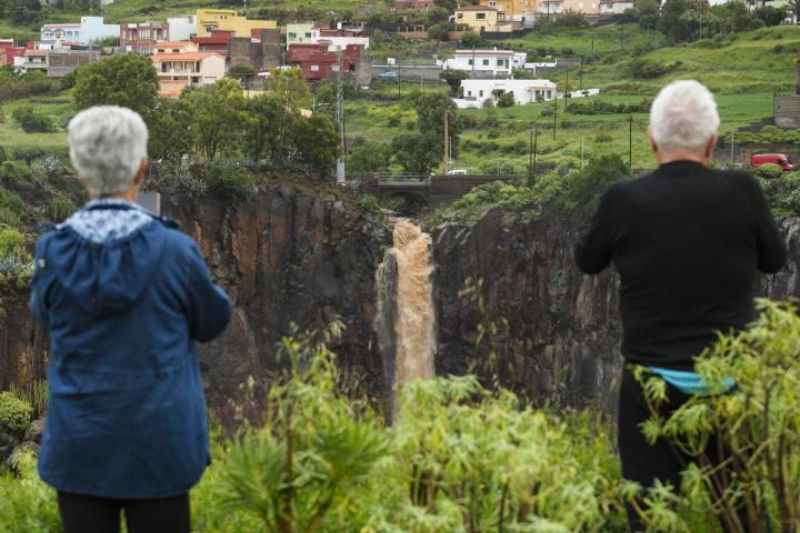 El agua corre con fuerza en un barranco en el municipio tinerfeño de La Laguna, el 24 de marzo de 2026.