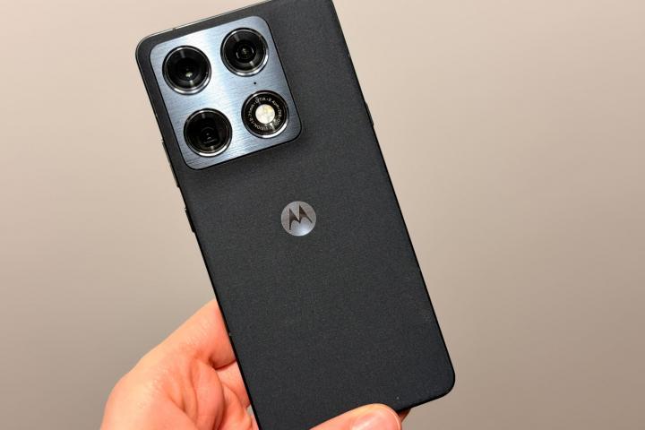 El Motorola Signature, en tono PANTONE Carbon.