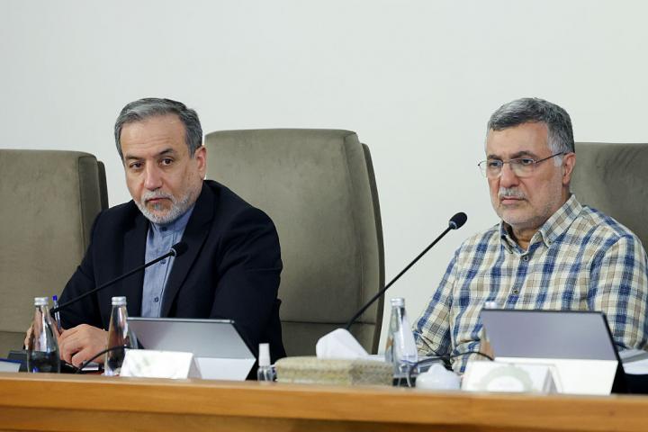 El presidente iraní, Masoud Pezeshkian, junto a su ministro de Asuntos Exteriores, Abbas Araghchi, en una reunión del gabinete en el Palacio Presidencial de Teherán, el 15 de junio de 2025.