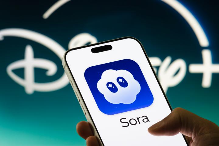 Foto de archivo de Sora y, de fondo, el logo de Disney +.