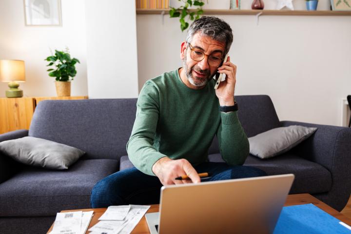 Un hombre prepara sus facturas