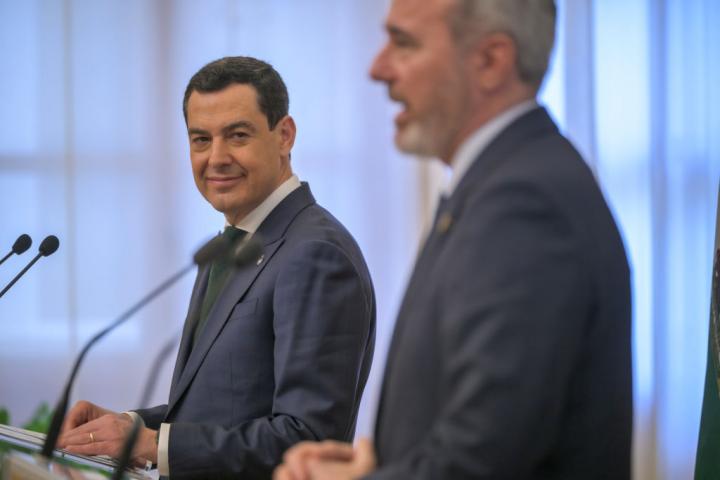 Juanma Moreno mira a Jorge Azcón durante una comparecencia de los dos presidentes regionales