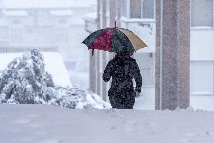 La nieve cae sobre una mujer