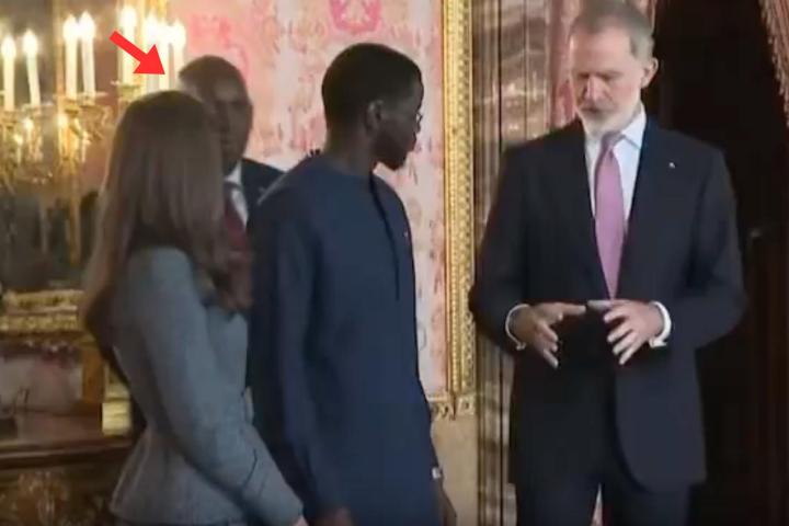 Letizia y Felipe VI durante el pasamanos con el presidente senegalés Diomaye Faye.