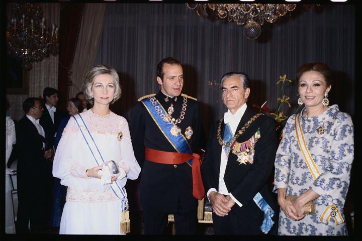 Los reyes de España, Juan Carlos y Sofía, ofrecen una recepción en honor del sha de Persia, Mohammad Reza Pahlavi, y su esposa Farah, en Madrid, en enero de 1978.