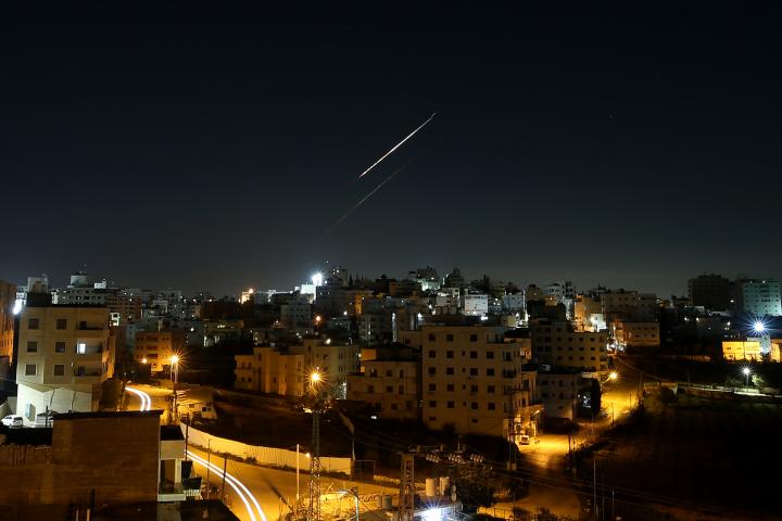 Un misil iraní atravesando el cielo de Israel