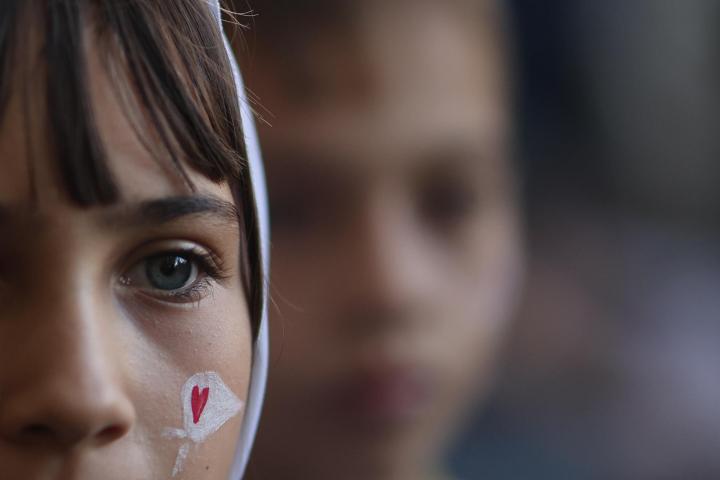 Una niña participa en la manifestación por el Día Nacional de la Memoria por la Verdad y la Justicia, en el 50º aniversario de la dictadura argentina, en Buenos Aires.