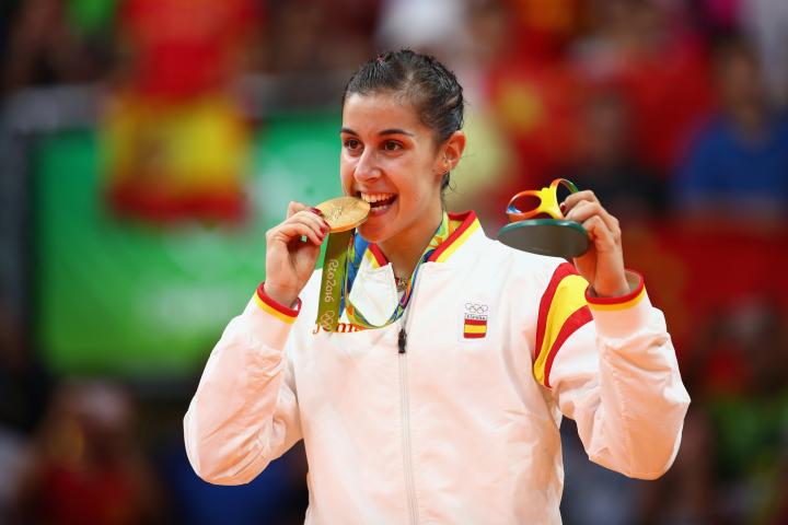 Carolina Marín, mordiendo el oro conquistado en los Juegos Olímpicos de Río de Janeiro en 2016.