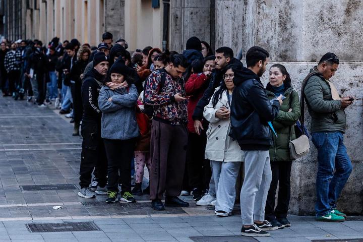 Colas en Valencia por la regularización extraordinaria de inmigrantes
