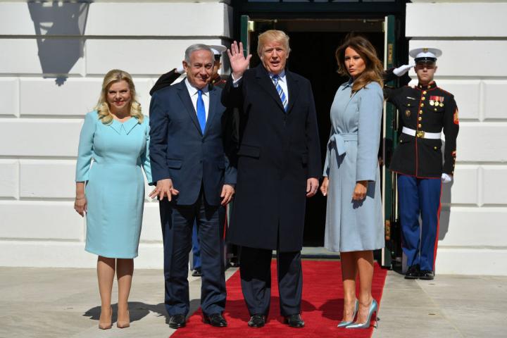 El presidente Donald Trump y la primera dama Melania dan la bienvenida al primer ministro israelí, Benjamin Netanyahu, y a su esposa Sara, el 5 de marzo de 2018 en la Casa Blanca.