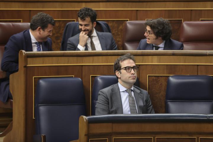 Los diputados de Vox, de risas detrás del ministro de Economía, Carlos Cuerpo