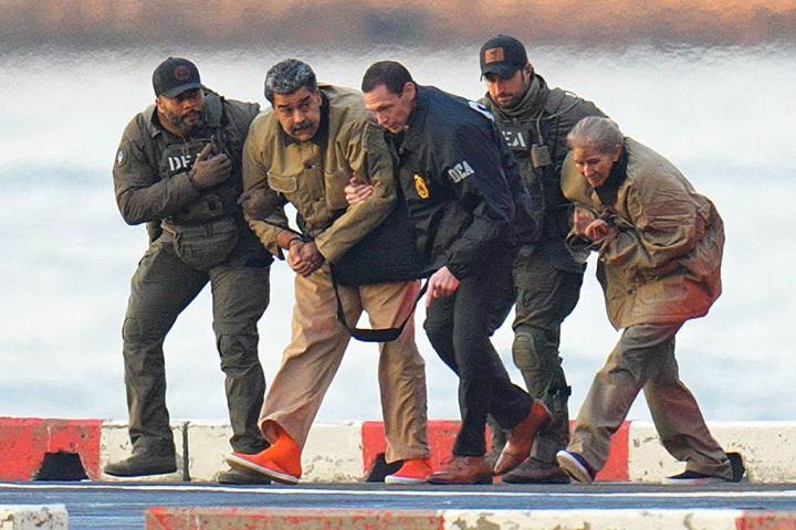 Nicolás Maduro, expresidente de Venezuela, esposado tras aterrizar en un helipuerto de Manhattan, el 5 de enero de 2026.