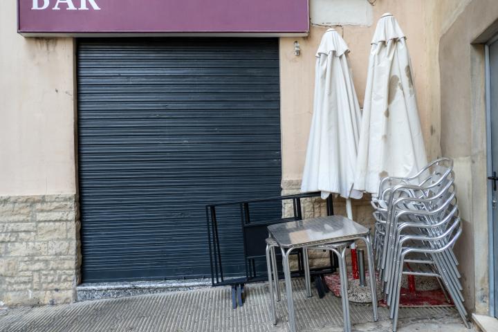 Un bar cerrado.