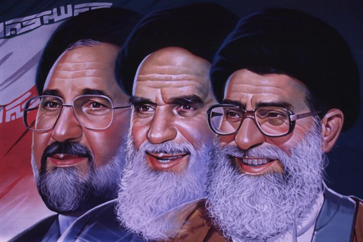 Una valla publicitaria colocada en la calle con retratos de los ayatolá Jomeini y Jamenei y del entonces presidente Jatami, 1 de enero de 1998, en Teherán.