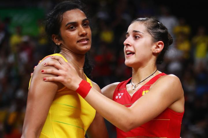 Carolina Marín consuela a Pusarla Sindhu tras la final de Río de Janeiro.