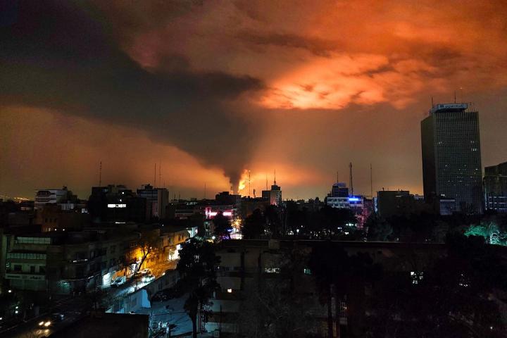 Humo y llamas se elevan tras un ataque aéreo en la noche del 7 de marzo de 2026 en Teherán (Irán).